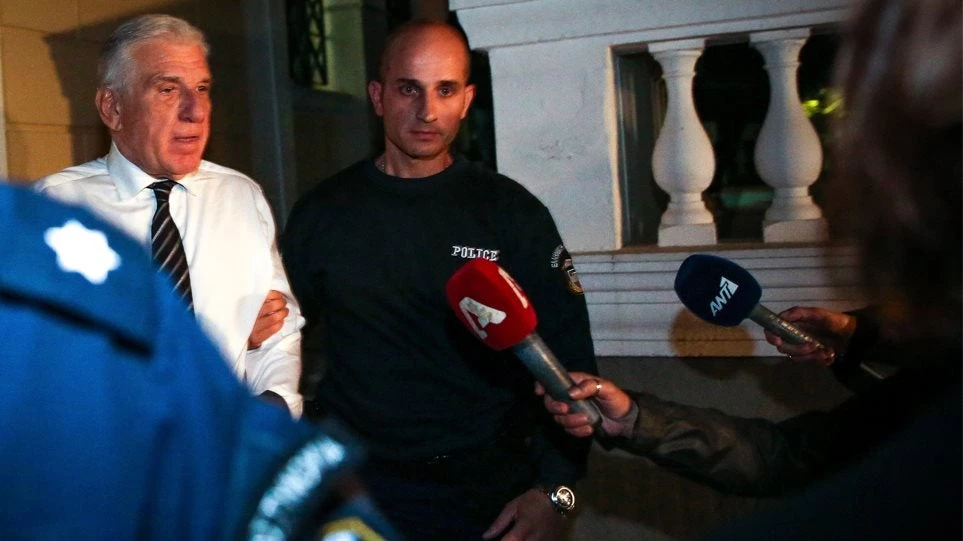 Από το χαβιάρι στη… φασολάδα: Χρυσός, ασήμι και γεμάτοι «κρυφοί» λογαριασμοί «έκαψαν» τον Παπαντωνίου – Αυτός «έδωσε» τον Γιάννο